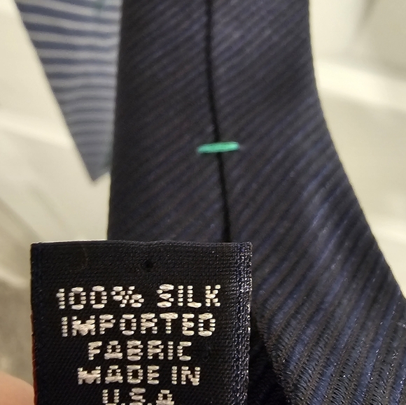 NWOT Tommy Hilfiger Men's 100% Silk Navy and White Diagonal Striped Tie - Picture 7 of 7